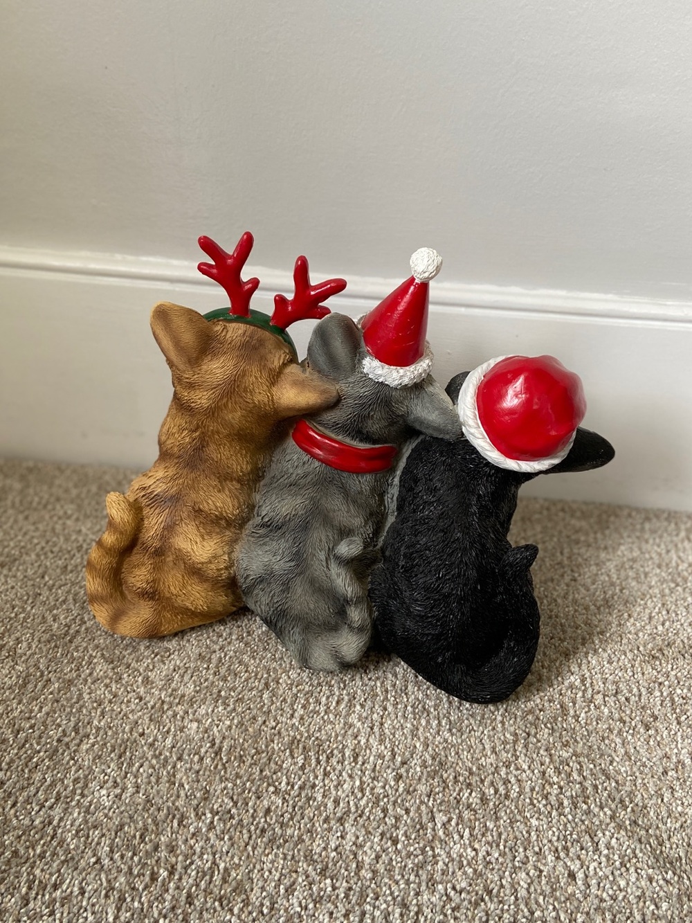 NWOT Christmas Holiday Cat Trio Resin Statue Decor TJ Maxx - Picture 12 of 15
